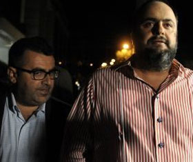 O κύριος Κουρτάκης -που λέει ότι δεν έχει σχέση ο Β. Μαρινάκης με τα Παραπολιτικά- συνοδεύει τον εφοπλιστή και νέο καναλάρχη στο αυτοκίνητο επί της οδού Φραγκούδη στην Καλλιθέα