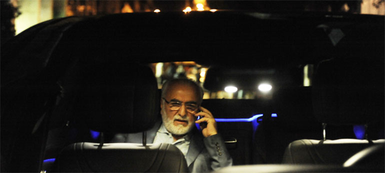 O Ιβάν Σαββίδης στο πολυτελές όχημά του