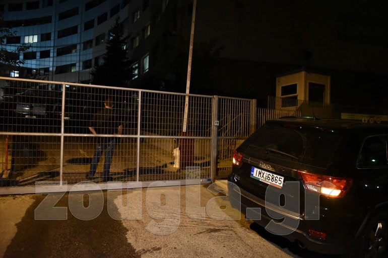 Αυτοκίνητα αναμένουν τους επιχειρηματίες