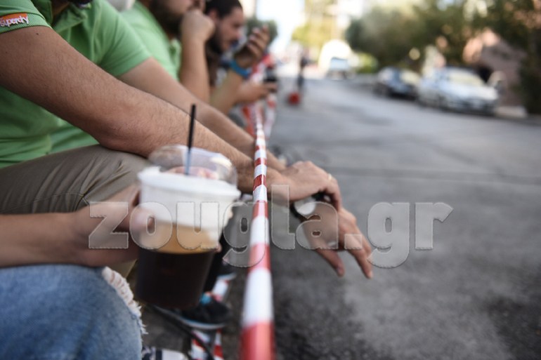 Ρεπόρτερ ανέμεναν το αποτέλεσμα του διαγωνισμού
