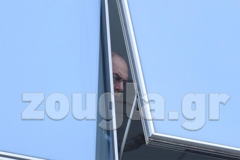 Εκπρόσωπος καναλιού έπαιρνε... αέρα πριν βγει ο λευκός καπνός