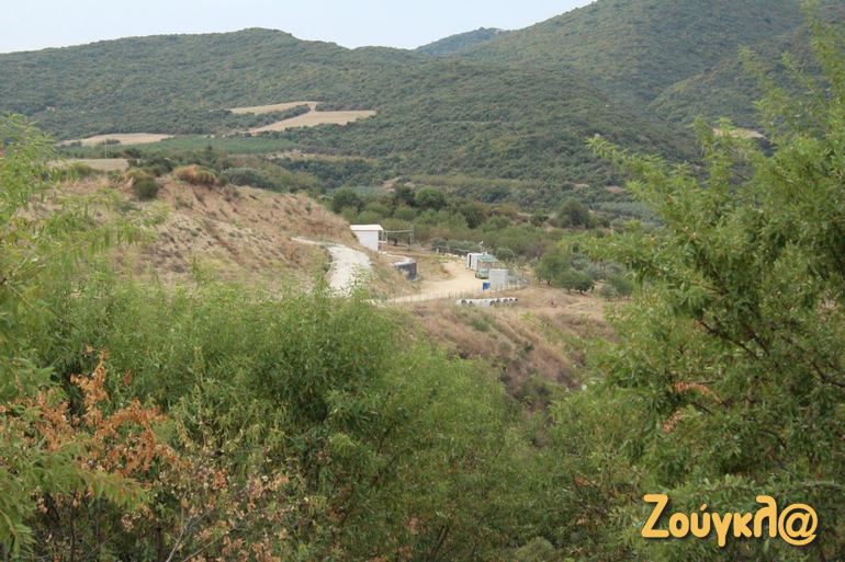 Η είσοδος που βρίσκονται οι δύο σφήκες...