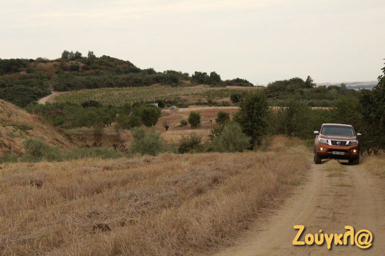 Λίγα μέτρα δίπλα από το ιστορικό μνημείο...