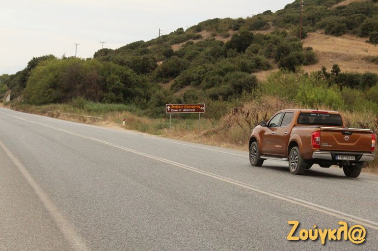 Στο δρόμο από Αμφίπολη προς Μεσολακκιά με το που θα συναντήσεις την πινακίδα Σπήλαιο Αλιστράτης στρίβεις δεξιά στο χωματόδρομο για να βρεθείς από 'κοπάνα' στον τύμβο Καστά...