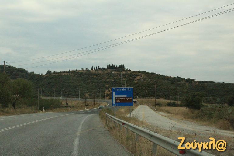 Η Αμφίπολη βρίσκεται πίσω από το λόφο που διακρίνεται στο βάθος. Ο τύμβος Καστά βρίσκεται πίσω μας...