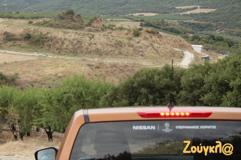 Η εικόνα σε μαγεύει. Δεξιά διακρίνεται η είσοδος (λευκή τέντα) γνωστή για τις δύο Σφήκες που ιστορικά αποτελούν ένα γυναικείο τέρας με σώμα λιονταριού, στήθος και πρόσωπο γυναίκας με φτερά αετού...