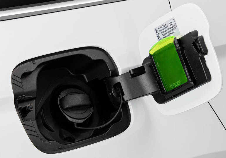 Ανοίγεις την τάπα του καυσίμου και στα πλαϊνά υπάρχει το ειδικό εργαλείο καθαρισμού παρ-μπριζ από το χιόνι... 