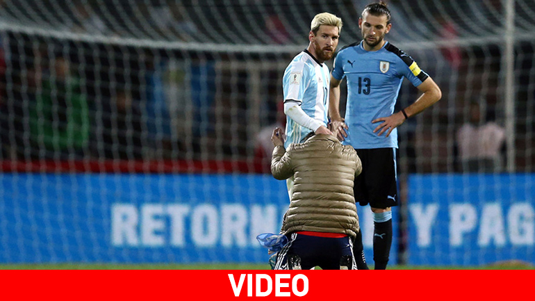 Οπαδός μπαίνει στο γήπεδο και… προσκυνάει το Μέσι!