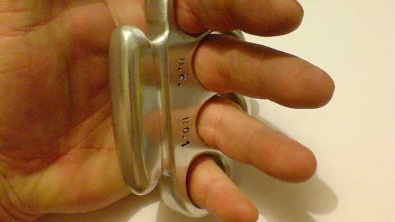 Επίθεση αγνώστων με σιδερογροθιά δέχθηκε ο αδελφός Κρητικού βουλευτή