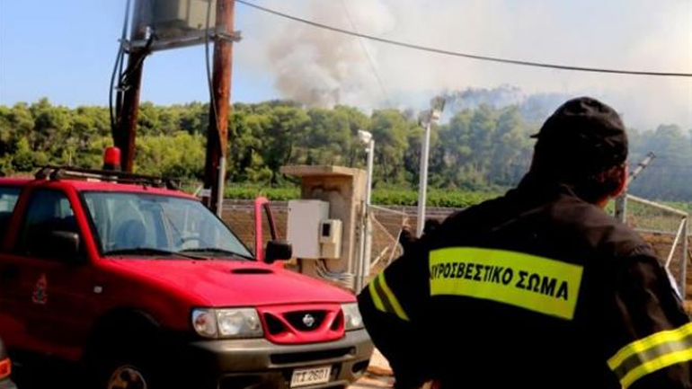 Φωτιά στα δύο ρεύματα της εθνικής οδού Πατρών-Πύργου – Διακοπή κυκλοφορίας στο ύψος της Ράχης