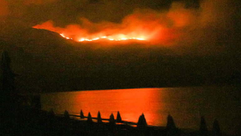 Ζάκυνθος: Καίγεται το πευκοδάσος της περιοχής του Κοιλιωμένου