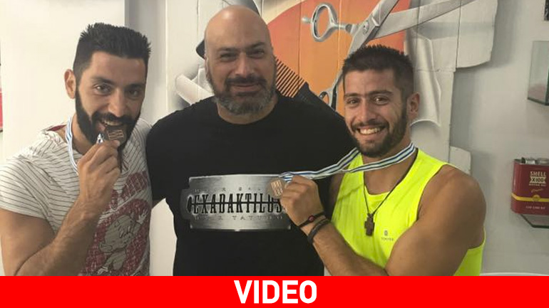 Ποζάρουν με τα μετάλλια Γιώργος και Λευτέρης Κόνσολας