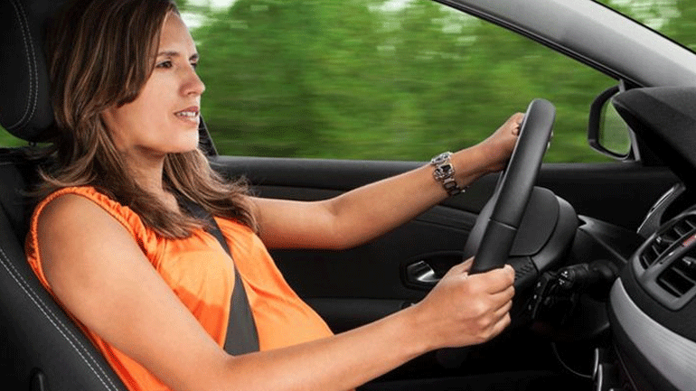 Μέλλουσα μαμά στο τιμόνι!