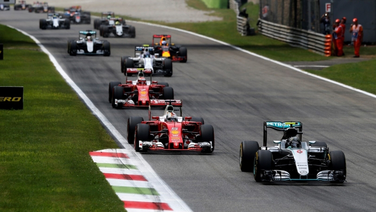 O Rosberg έχει ξεκινήσει ιδανικά έχοντας αφήσει τις δύο Ferrari πίσω του...