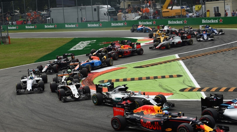 Λίγο μετά την εκκίνηση και o Hamilton έχει πέσει στην 6η θέση. Τελικά θα τερματίσει δεύτερος και θα διατηρήσει την πρώτη θέση στην βαθμολογία