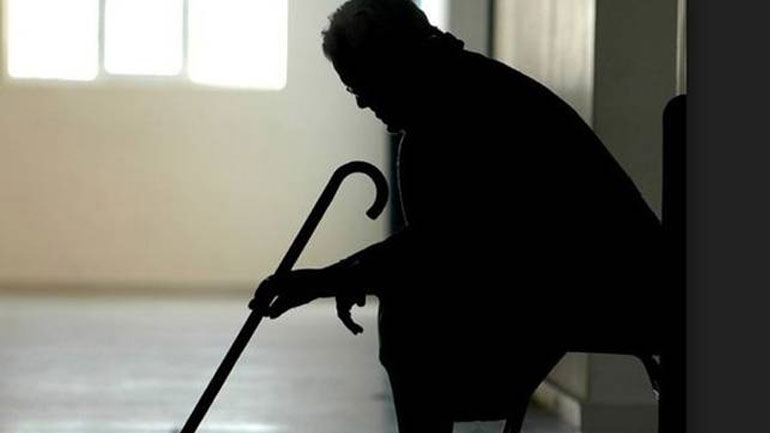 Κόρινθος: Χτύπησαν και λήστεψαν ηλικιωμένη και την 40χρονη βοηθό της