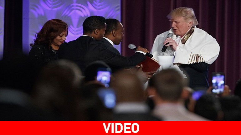 Ο Τραμπ χορεύει σε εκκλησία έγχρωμων στο Ντιτρόιτ