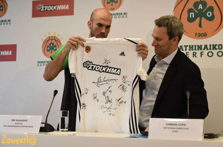 Ο Διευθύνων σύμβουλος του ΟΠΑΠ Ντάμιαν Κόουπ με τον αρχηγό του Παναθηναϊκού