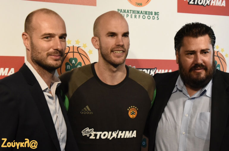 Από αριστ. O Πέτρ Ματεγιόφσκι, Γενικός Διευθυντής Μάρκετινγκ του ΟΠΑΠ με τον Νικ Καλάθη