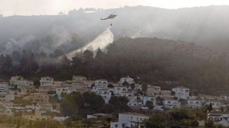 Μεγάλη πυρκαγιά απειλεί θέρετρα στην Ισπανία
