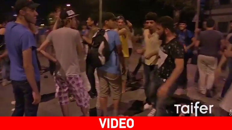 Πρόσφυγες χορεύουν Μακαρένα έξω από το γερμανικό προξενείο Θεσσαλονίκης