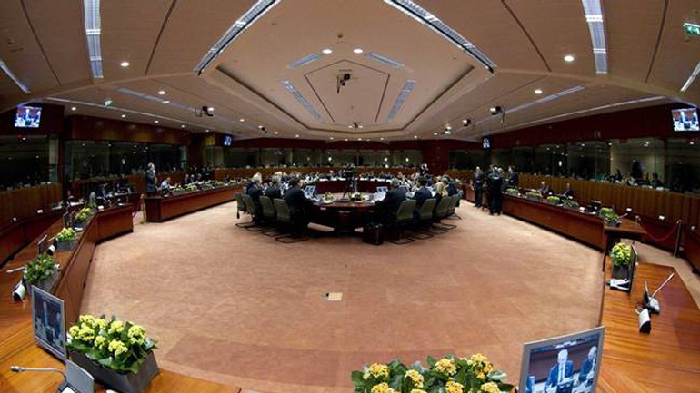 Handelsblatt: Το Eurogroup δεν θα αποδεσμεύσει νέα ποσά για την Ελλάδα