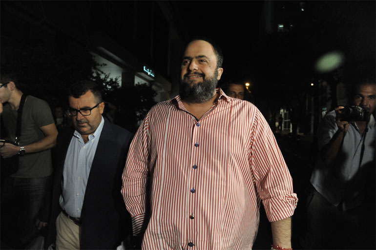 Φωτό: Ο Μαρινάκης εξέρχεται από το κτήριο της ΓΓΕΕ ως νέος καναλάρχης που κατέβαλε 73,9 εκατ. ευρώ για μία άδεια έχοντας στο πλευρό του τον επικεφαλής του Ομίλου Παραπολιτικά Γ. Κουρτάκη που τον περίμενε τα ξημερώματα...