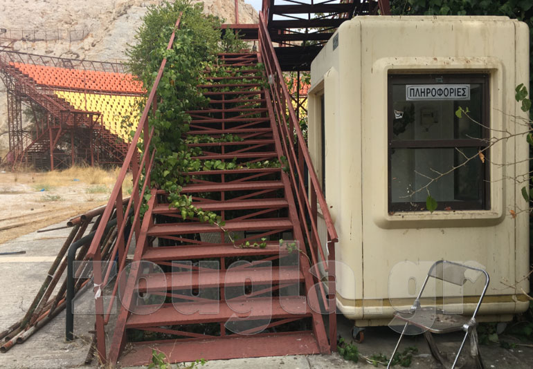 Χορτάρια επεκτάθηκαν στα σκαλιά προς την εξέδρα