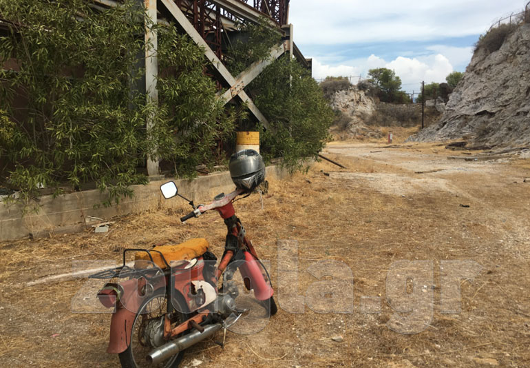 Παρατημένο 'παπάκι' στην είσοδο του θεάτρου