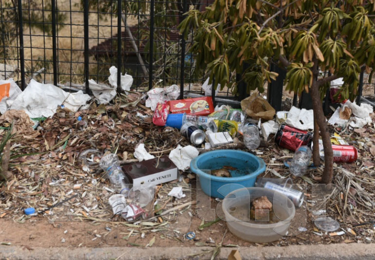 Πεταμένα σκουπίδια