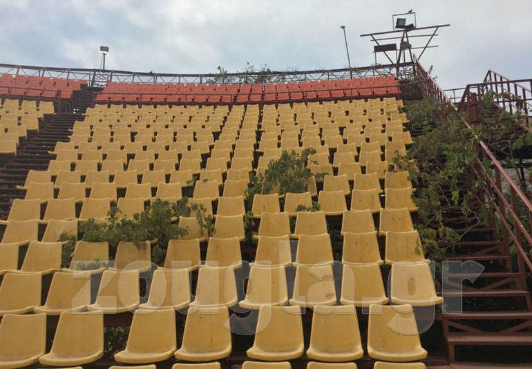 Φύτρωσαν στην κερκίδα του θεάτρου