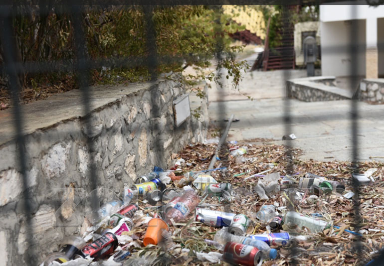 Πεταμένα μπουκάλια και άλλα απορρίμματα