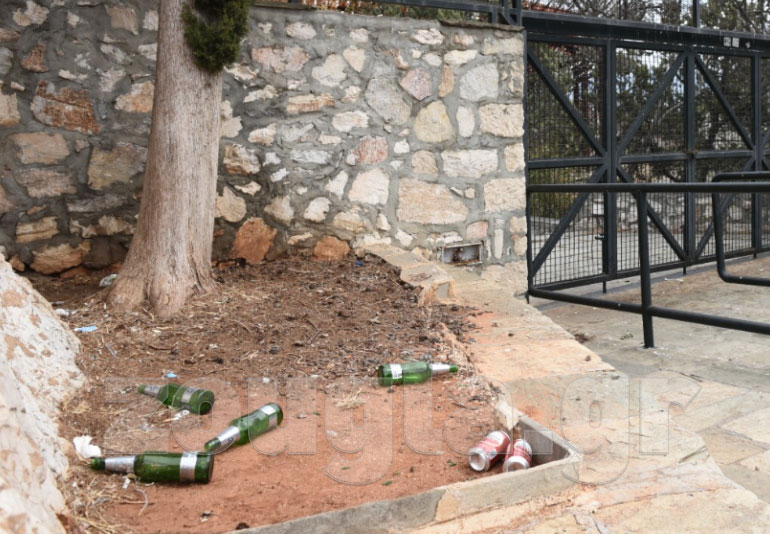 Άδεια μπουκάλια στα παρτέρια