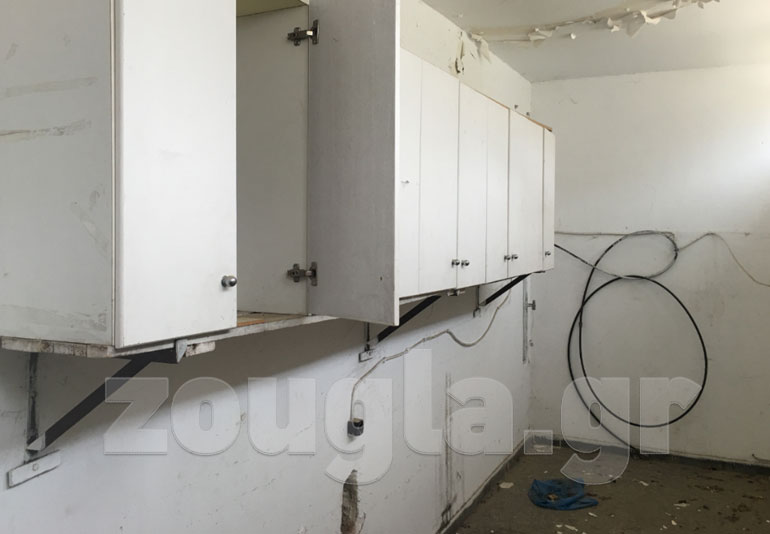 Ρημάζουν οι χώροι εντός του κτηρίου