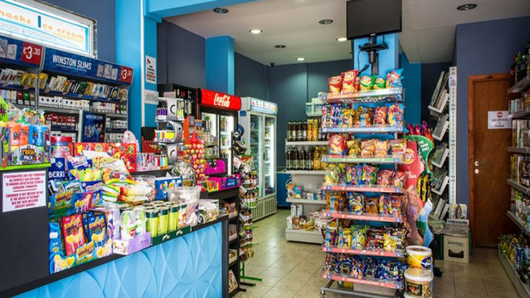 Βουλευτές του ΣΥΡΙΖΑ ζητούν την απαγόρευση πώλησης τσιγάρων από ψιλικατζίδικα