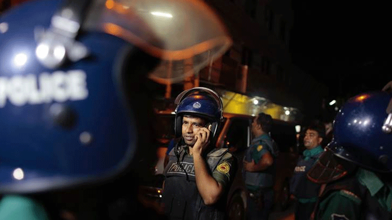 Μπανγκλαντές: Aστυνομικές δυνάμεις περικύκλωσαν εμπορικό κτήριο στην Ντάκα