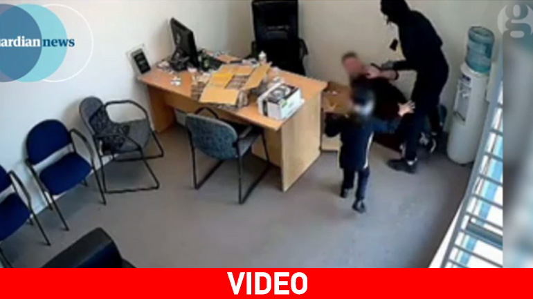 Εξάχρονη επιχειρεί να αφοπλίσει «εισβολέα» που κρατά τσεκούρι