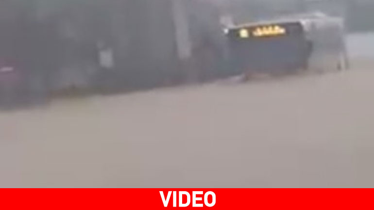 Δείτε πώς «πνίγεται» στα νερά ένα λεωφορείο του ΟΑΣΘ