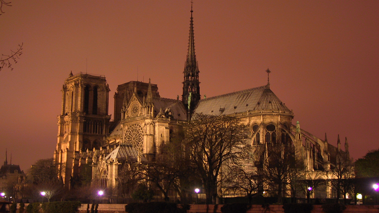 Ύποπτο όχημα έξω από την Παναγία των Παρισίων – Τέσσερα άτομα υπό κράτηση
