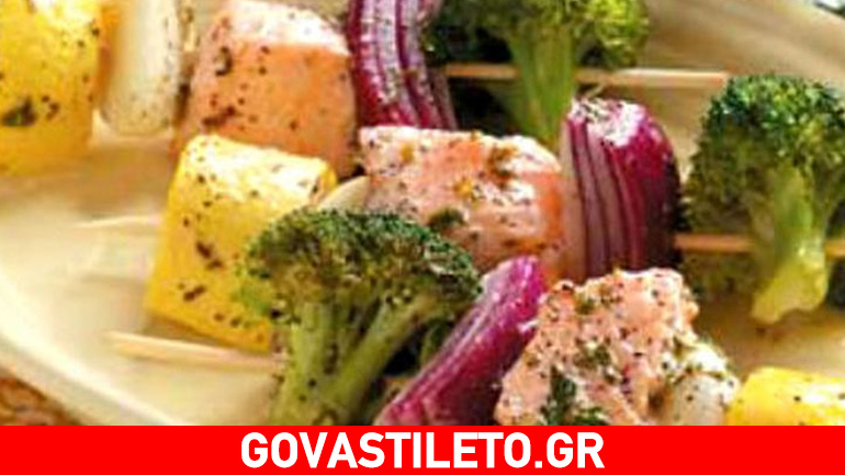 Σουβλάκια σολομού με λαχανικά στον ατμό