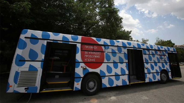 «Φροντίδα εν κινήσει», η πρώτη κινητή μονάδα για άστεγους σε Αθήνα και Πειραιά