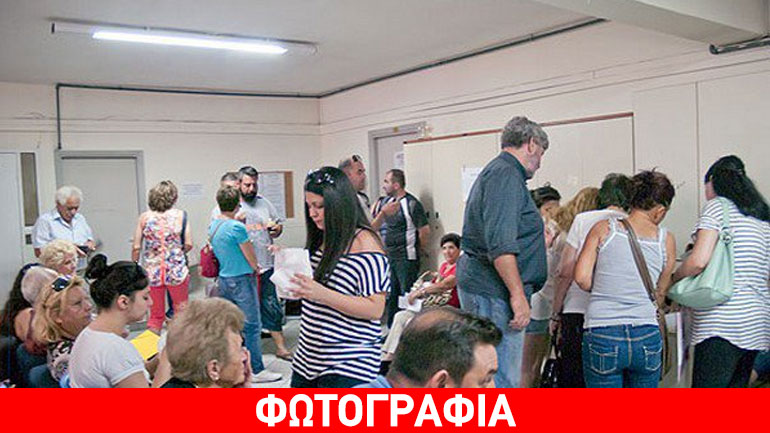 Ξάπλωσε και κοιμήθηκε πάνω σε γραφείο της ΔΟΥ Καλαμαριάς