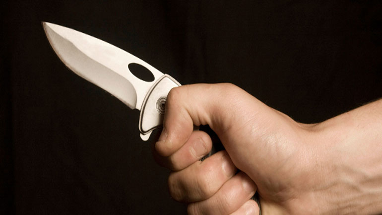 Απείλησε με μαχαίρι μάνα και ανήλικα παιδιά για να τους ληστέψει