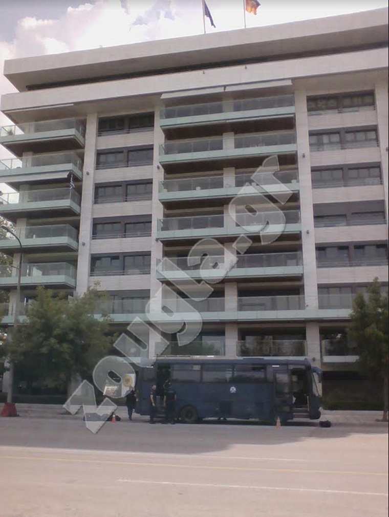 ΜΑΤ έξω από το γερμανικό προξενείο