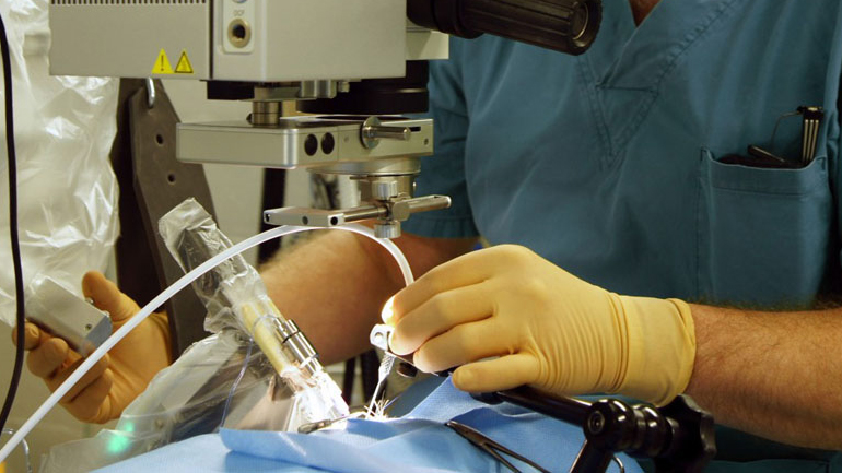 Πραγματοποιήθηκε η πρώτη στον κόσμο ρομποτική χειρουργική επέμβαση στο εσωτερικό ματιού στη Βρετανία