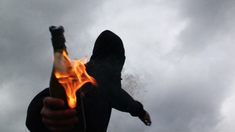 Εξάρχεια: Επίθεση με μολότοφ εναντίον διμοιρίας των ΜΑΤ