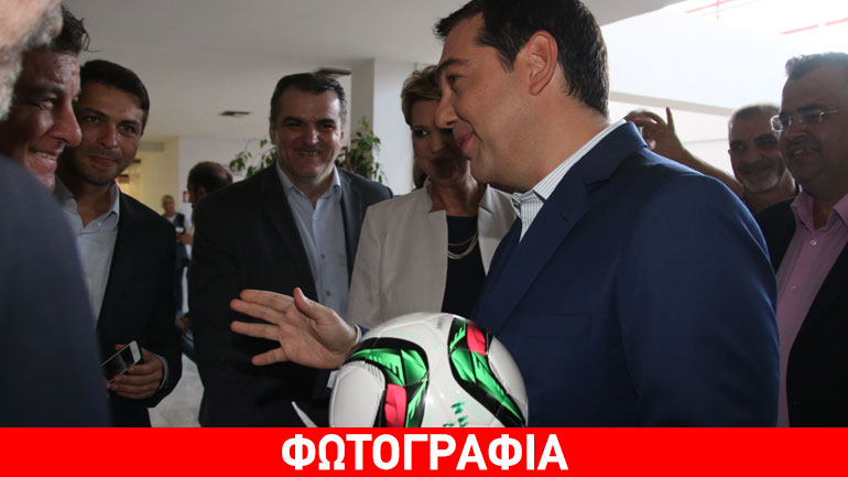 O Χατζηπαναγής χάρισε μία μπάλα στον Τσίπρα