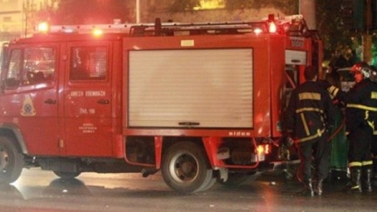 Σε εξέλιξη πυρκαγιά στη Μαρίνα Αλίμου