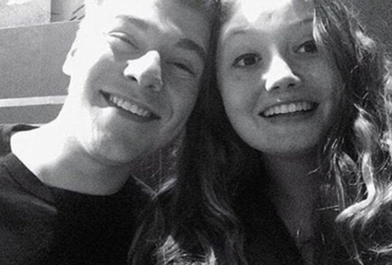 Η Kerry Stoutenbergh με το αγόρι της, Cody Phillips, ο οποίος δημοσίευσε μια φωτογραφία τους σημειώνοντας: 'Η καρδιά μου πονάει τόσο πολύ. Kerry, σε αγαπάω πάρα πολύ, δεν μπορώ καν να το καταλάβω.' 