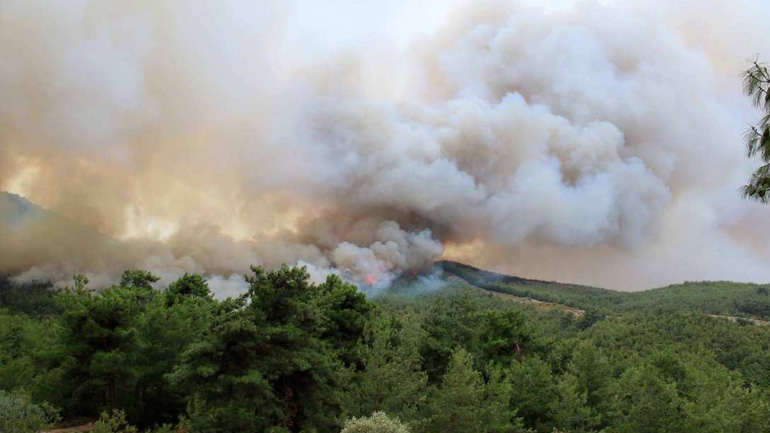 Καίει ακόμα η φωτιά στη Θάσο